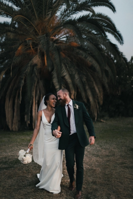 Couple de mariage souriant et se tenant la main