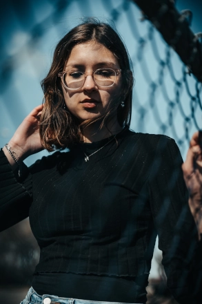 Portrait d'une femme élégante, regardant vers le sol avec sa main dans les cheveux