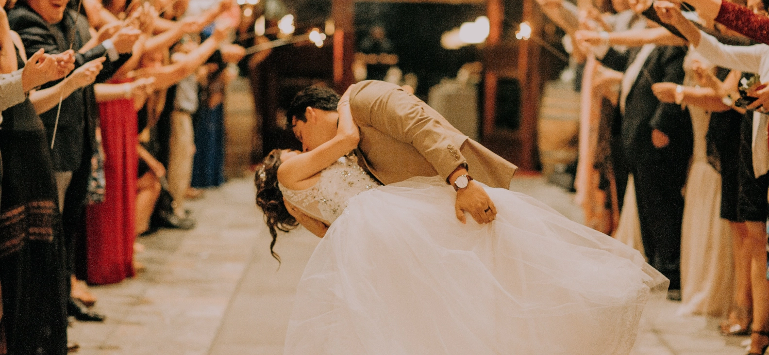 un moment intime et romantique lors d'un mariage, avec les mariés dansant ensemble.